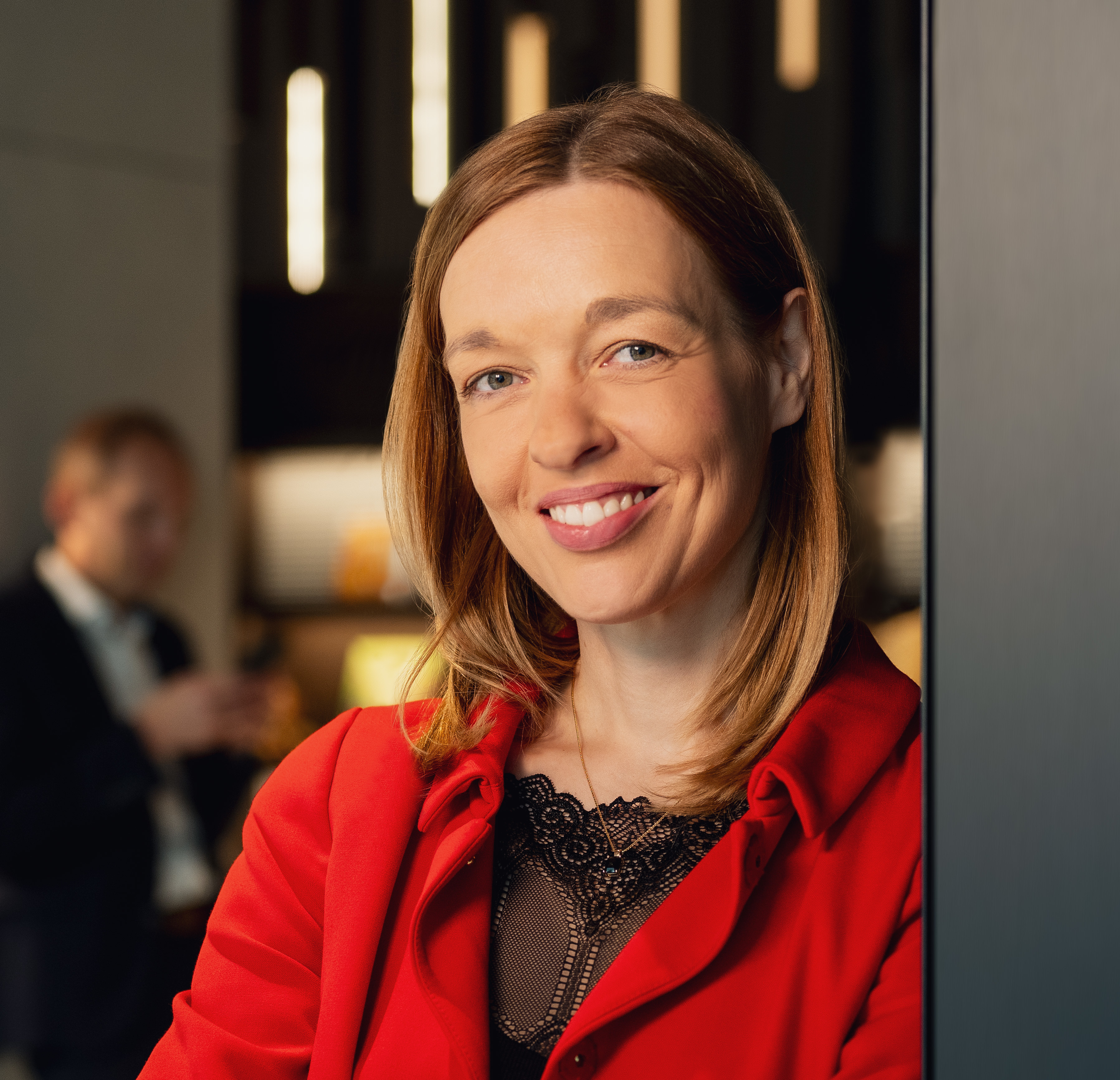 Eine Frau, die in die Kamera lächelt