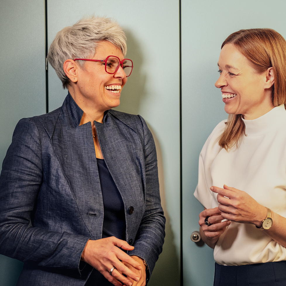 Zwei Frauen, die nebeneinander stehen