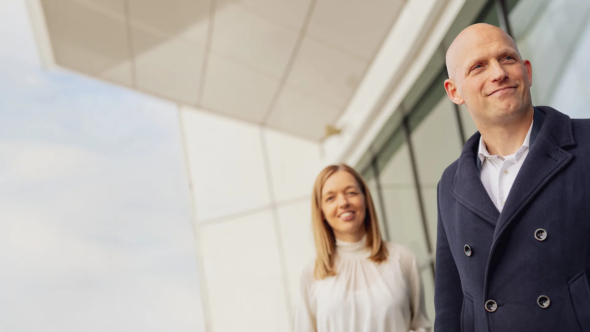 Ein Mann und eine Frau stehen vor einem Gebäude