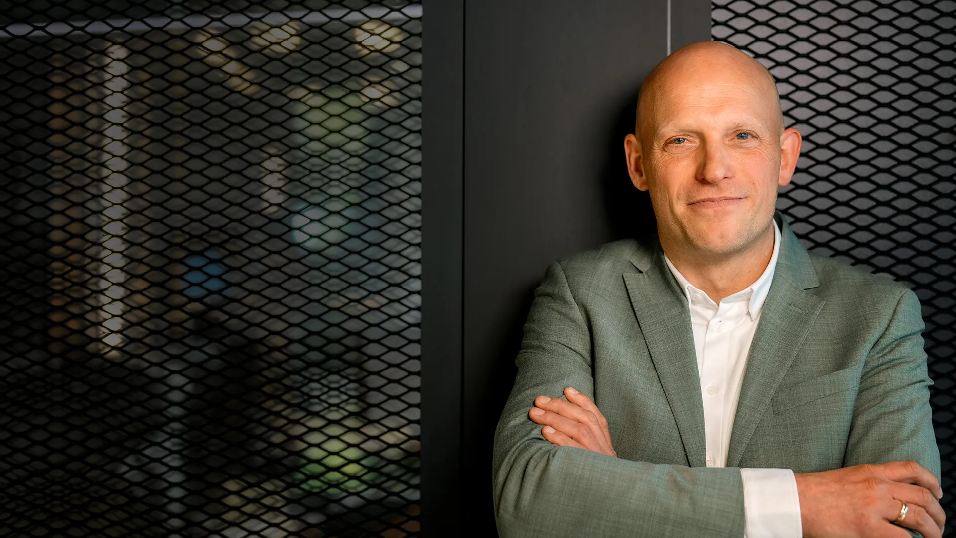 Ein Mann, der sich an eine Wand lehnt