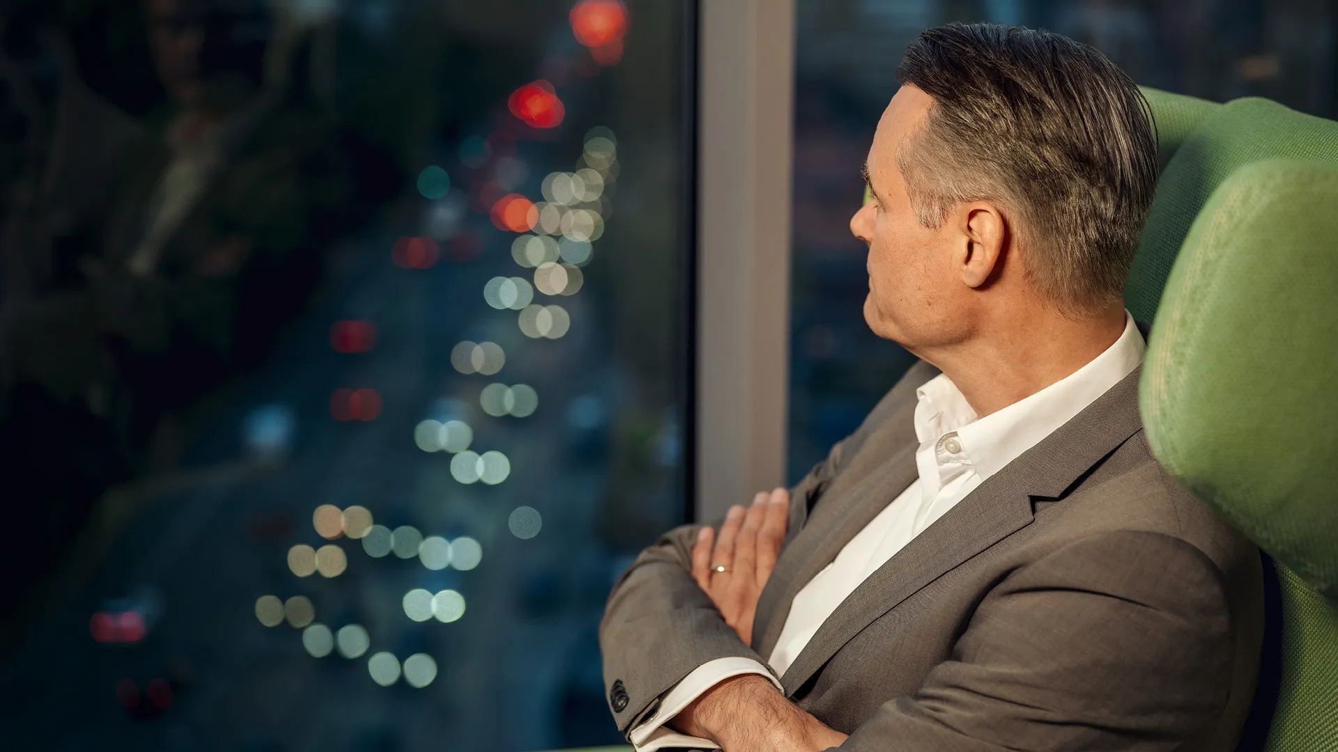 Ein Mann im Anzug, der aus dem Fenster schaut
