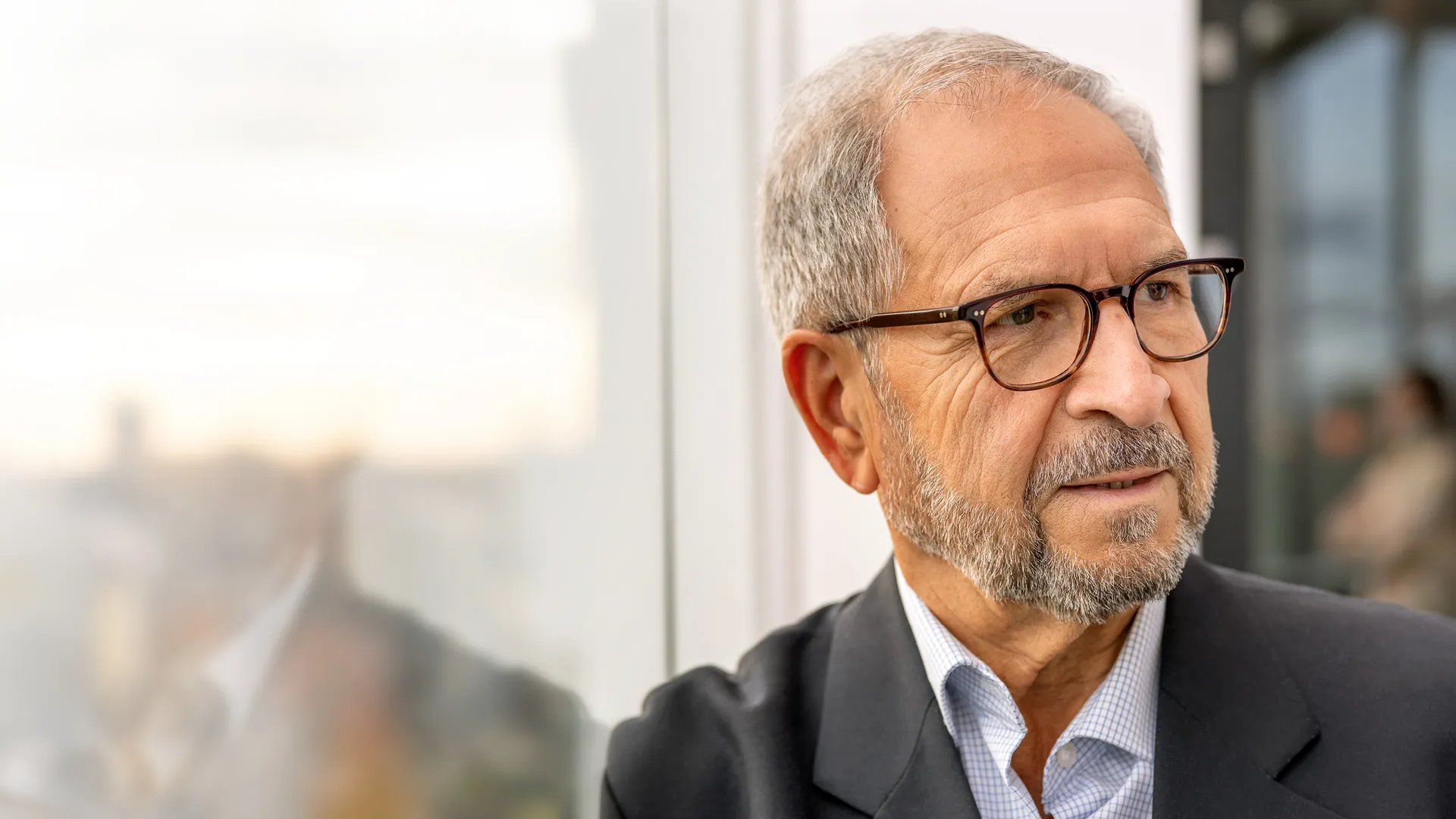 Ein Mann im Anzug und Brille